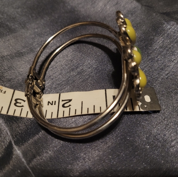 Light Green Flower Silvertone Clasp Bracelet - Picture 1 of 1